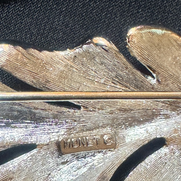 Beautiful Leaf Brooch - Picture 6 of 7